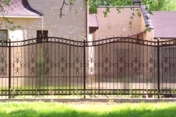 Variedades de cercas forjadas para un hogar privado: beneficios, opciones de decoración y trabajos fotográficos