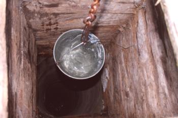 Instrucciones para conducir el agua de un pozo en una casa de campo.