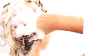 Kako pravilno umiti glavo s šamponom? Izberite pravi šampon za elegantne lase