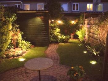 Tipos de iluminación de un sitio. Iluminación funcional, protectora, festiva del área del jardín.