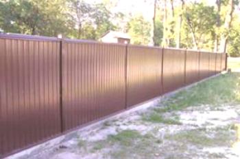 Lámina corrugada para la cerca: las ventajas y desventajas de las cercas hechas de cartón corrugado, así como la tecnología de colocar la cerca con sus propias manos.