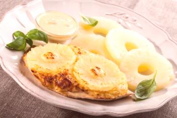 Piščanec z ananasom v pečici: preprosti in praznični recepti