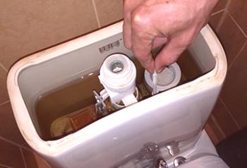 Zakaj ne pride voda v straniščno posodo - analiza vzrokov okvare