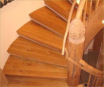 Hermosas escaleras de madera para casa y casa de campo.