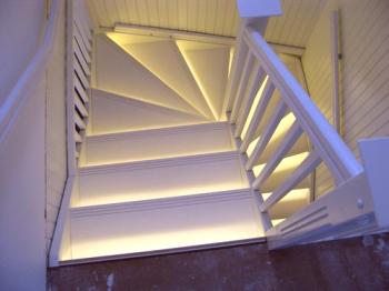 Iluminación de escaleras y peldaños - Métodos y esquemas de iluminación.