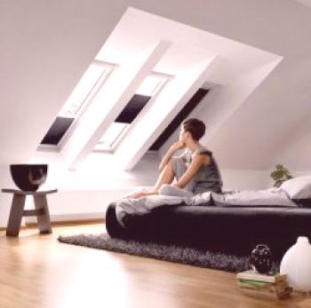 Ático interior - diseño del piso del ático - convierte el ático en una sala de estar bajo el techo de la casa + foto
