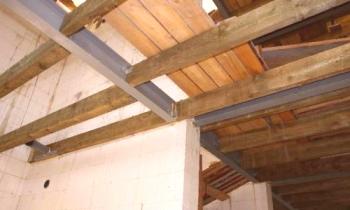 Techo techo en la casa con sus propias manos de hormigón, madera, madera (video).