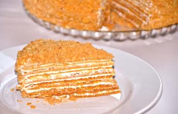 Medena torta s kislo kremo: preprosti recepti (fotografija, video)