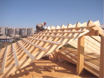 Construcción de techos con sus propias manos y una selección de material para techos