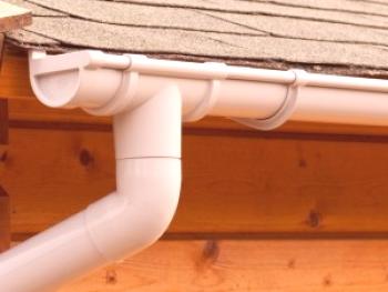 Kako narediti odtok iz streh plastičnih cevi z lastnimi rokami?