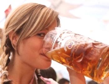 La influencia de la cerveza en el cuerpo femenino.
