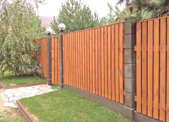 Характеристики на изграждане на ограда от дърво