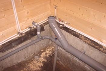 Instalación de un sistema de alcantarillado con manos propias en una casa privada: instalación de tuberías y ventilación del sistema.