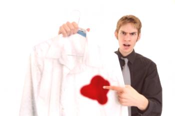 Kako očistiti kri iz oblačil doma