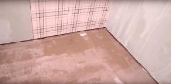 Colocación diagonal de una baldosa en el suelo del baño: clase magistral paso a paso