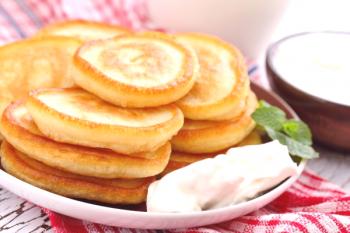 Las tortitas de crema agria son exuberantes y deliciosas: recetas con fotos paso a paso