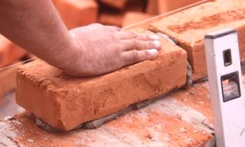 Poraba cementa pri polaganju opeke: miza