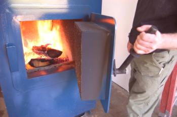 Cómo hervir la caldera de combustible sólido con leña.