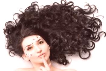 Feminidad siempre a la moda: cómo atornillar el cabello en casa sin aplanarlo ni rizarlo