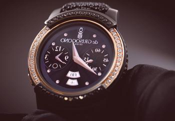 Умният часовник на Samsung в златен калъф с диаманти