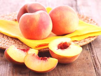 Peach olje za lase: pregledi, uporaba za rast in proti padcu