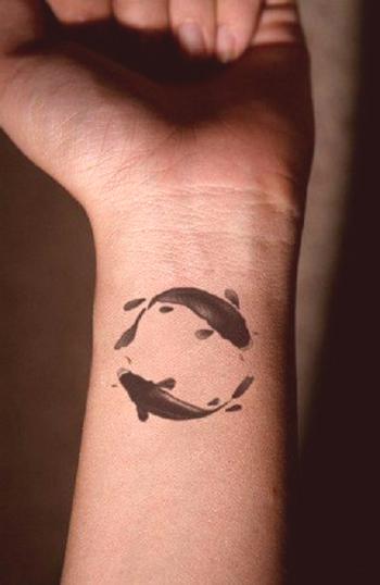 El tatuaje es un signo del zodiaco de los peces.