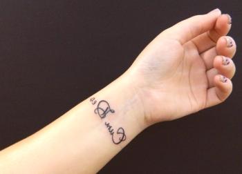 Modna tetovaža za dekleta: aktualni napisi in majhne risbe