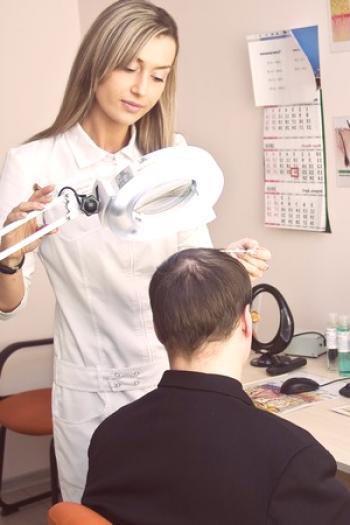 Kateri zdravnik zdravi izpadanje las: podrobno o trichologists in trichologist