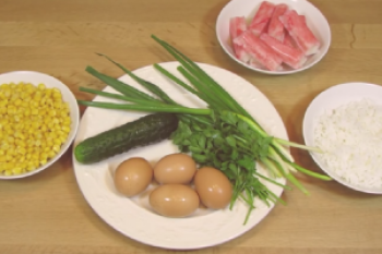 Ensalada con palitos de cangrejo y maíz - 3 recetas paso a paso