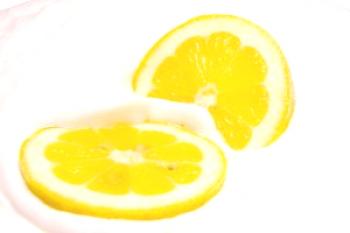 Los secretos de la cosmetología casera: preparar una máscara de limón blanqueadora para la cara.
