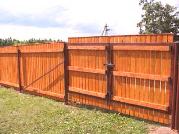 Hacemos una valla de madera con nuestras propias manos: las ventajas y desventajas del material, las variedades de cercas, la instalación.