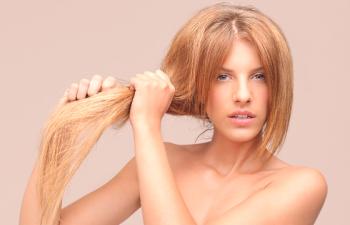 Cuidado del cabello seco: cuide las puntas, las raíces de rizos rizados, delgados y dañados