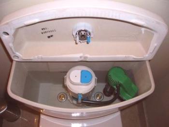 Naprava WC školjka: nahaja se v odtočnem rezervoarju