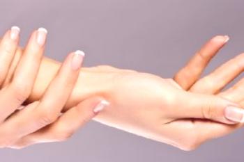 Kaj storiti, če je koža razpokana na prstih: vzroki in zdravljenje