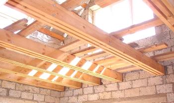 Leseni stropi v hiši: tramovi, vrste, velikosti, zahteve