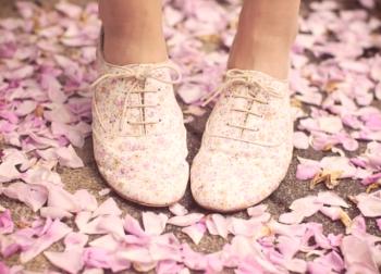 Con qué ponerse kedi en una flor: una delicada selección de zapatos.