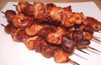 Shish kebab de corazones de pollo: recetas en el horno y en la parrilla