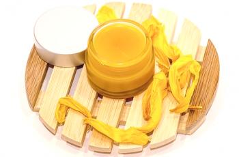 Krema iz čebeljega voska doma: od krčne, luskavice, za obraz, roke in noge