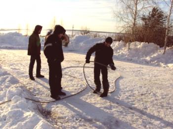 Cómo inundar una pista de patinaje: preparar un patio de recreo en el patio, verter la tecnología y el cuidado adecuado del jinete