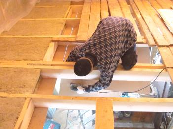 ¿Cómo aislar el piso del ático sobre vigas de madera?