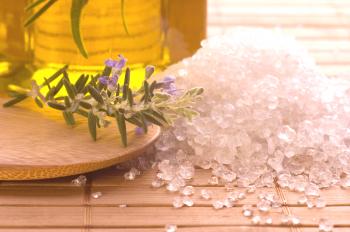 Скраб от морска сол от целулит: какво е полезно, рецепти за неговата подготовка.