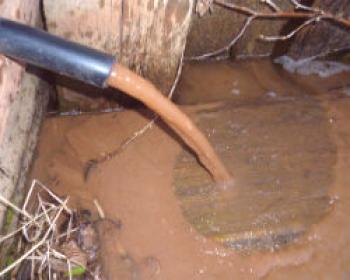 ¿Cómo pasar por el pivote al cavar el pozo?