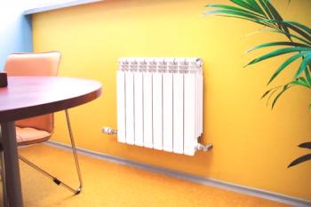 Odvajanje toplote radiatorjev: primerjalna tabela iz litega železa, jekla, aluminija in bimetalnih baterij