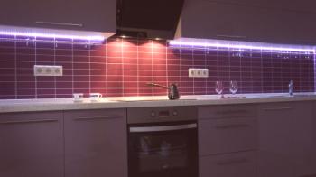 Retroiluminación LED para área de cocina: ventajas y método de instalación.