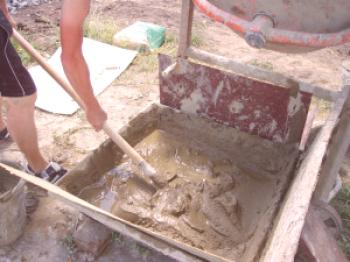 La proporción de arena y cemento para mortero durante la colocación de ladrillos.