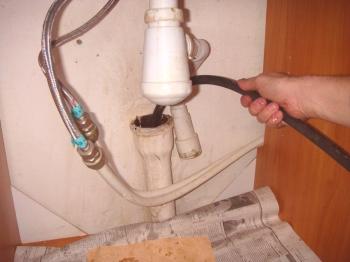 Čiščenje kanalizacijskih cevi: glavne metode boja proti pečatom