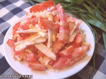 Receta: Ensalada con palitos de cangrejo y tomates.
