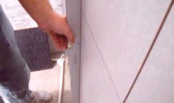 Colocación de azulejos de alta velocidad en las paredes del baño: una clase magistral