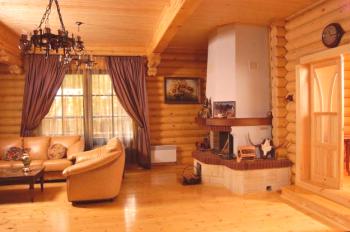 Decoración de una casa de madera desde el interior con la preservación de la limpieza ecológica de las viviendas.