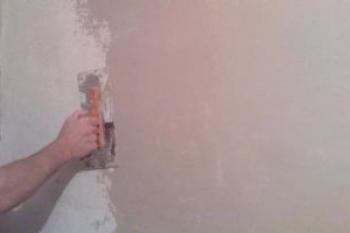 ¿Debo conectar las paredes antes de colocar el papel tapiz y cómo hacerlo correctamente?